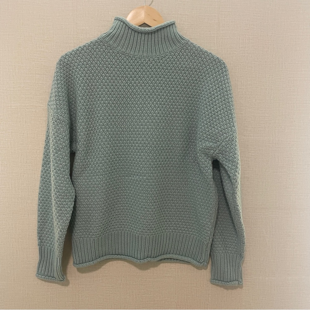 Zesica sea foam green sweater size small.